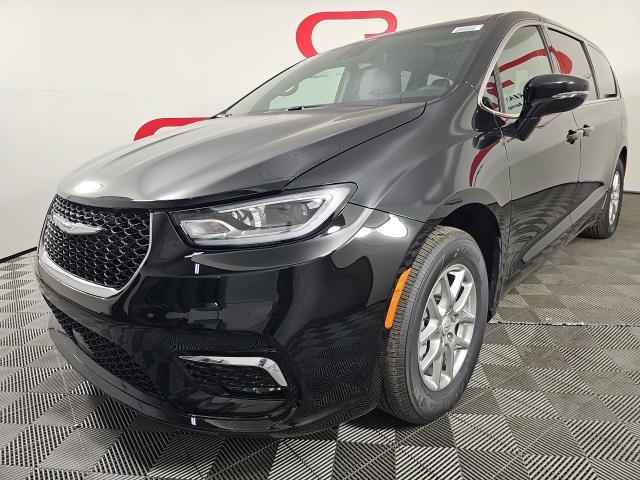 2026 Chrysler Pacifica photo 3