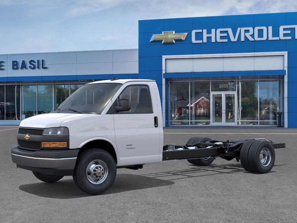 2025 Chevrolet Express Cutaway Base photo 1