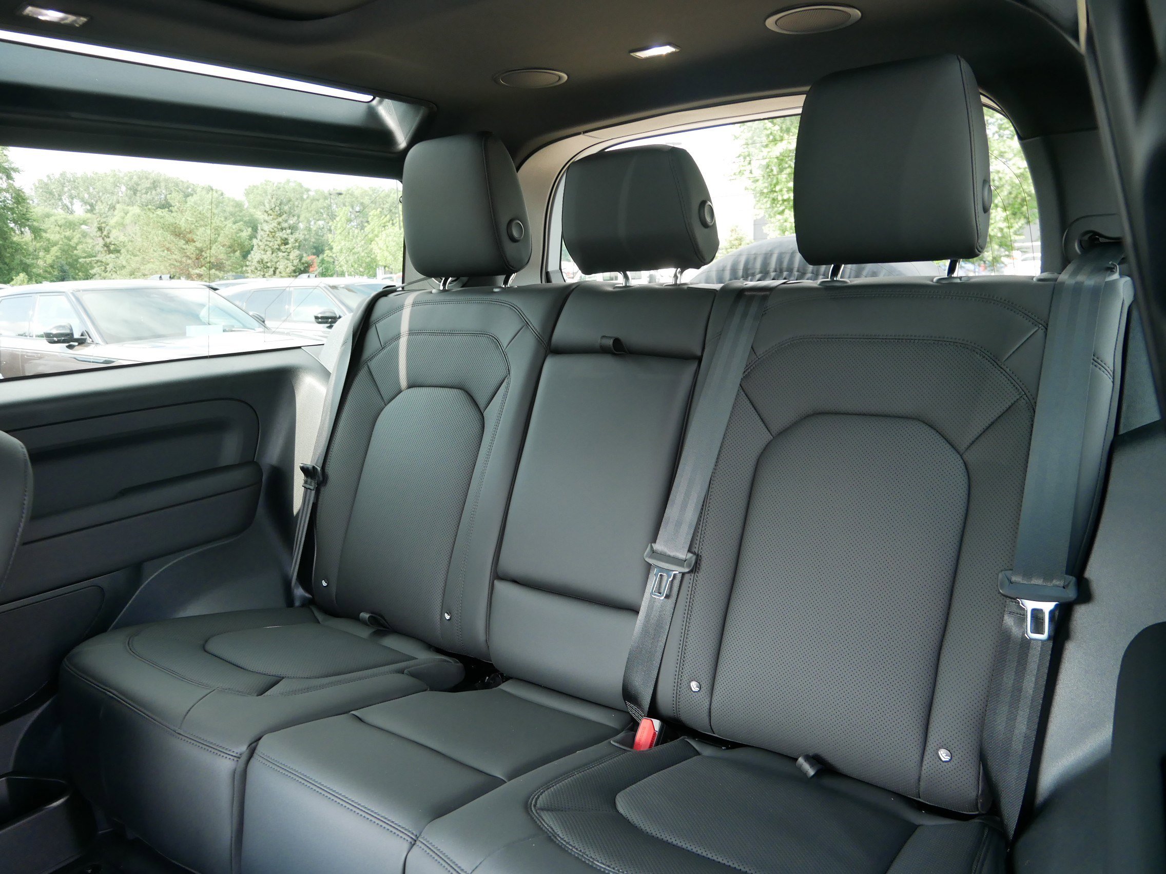 2025 Land Rover Defender 90 X-Dynamic SE photo 6