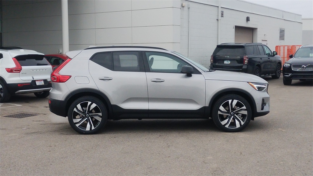 2025 Volvo XC40 photo 2