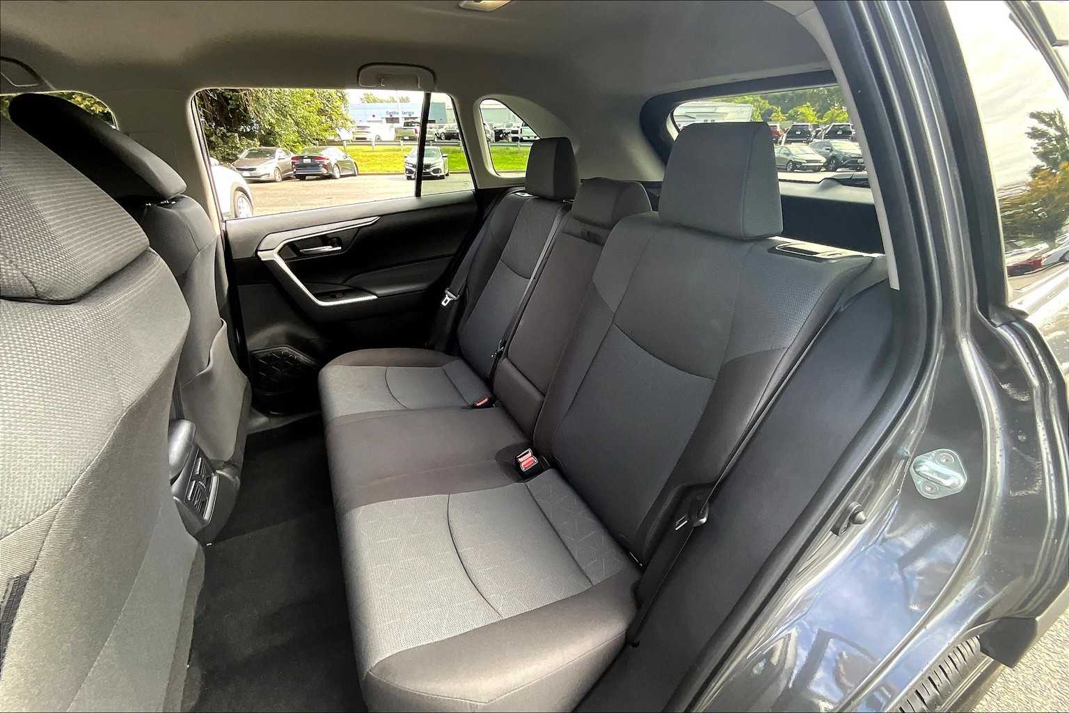 2025 Toyota RAV4 XLE photo 18
