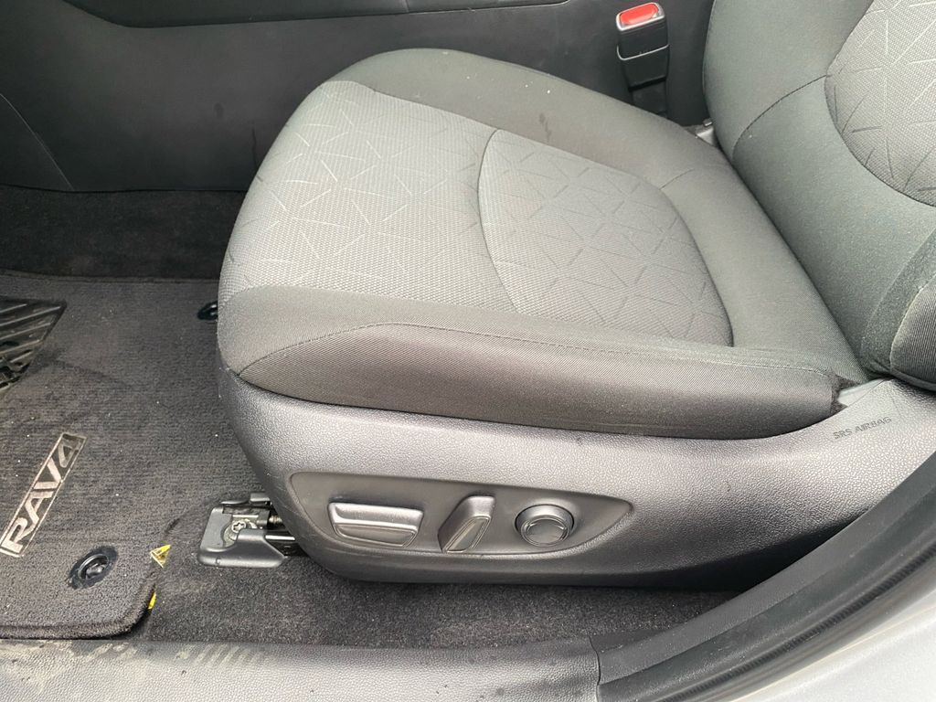 2024 Toyota RAV4 XLE photo 11