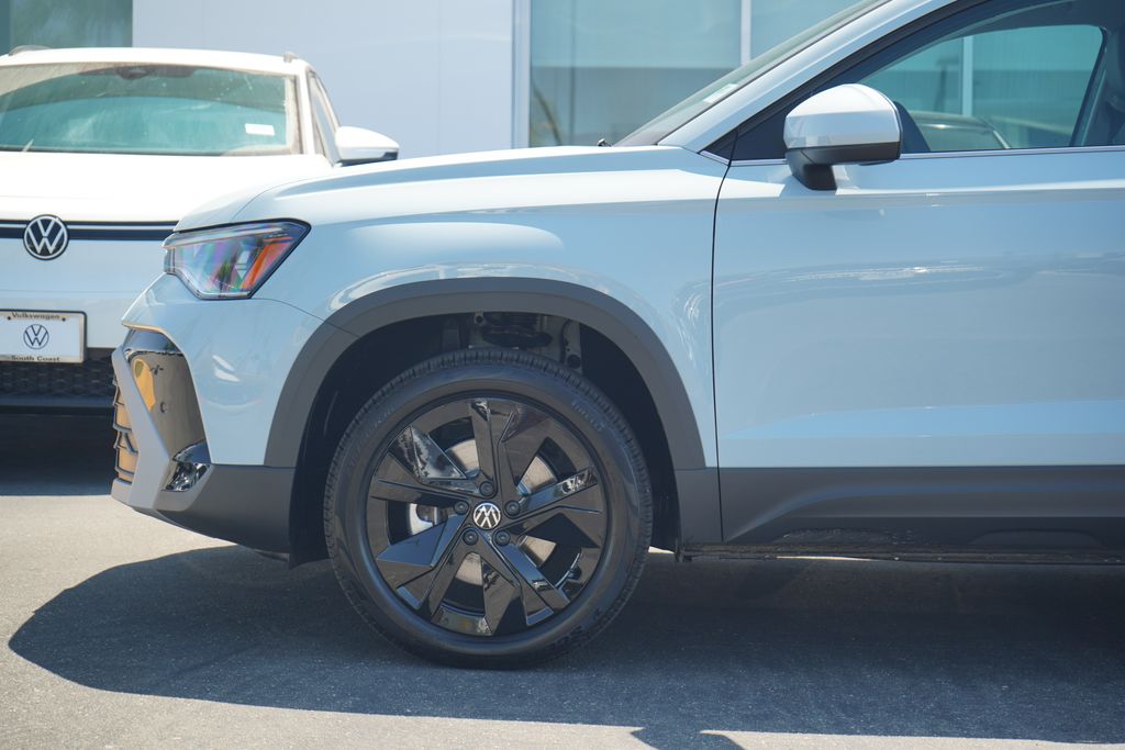 2025 Volkswagen Taos SE photo 2