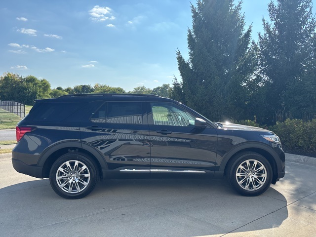 2025 Ford Explorer photo 2