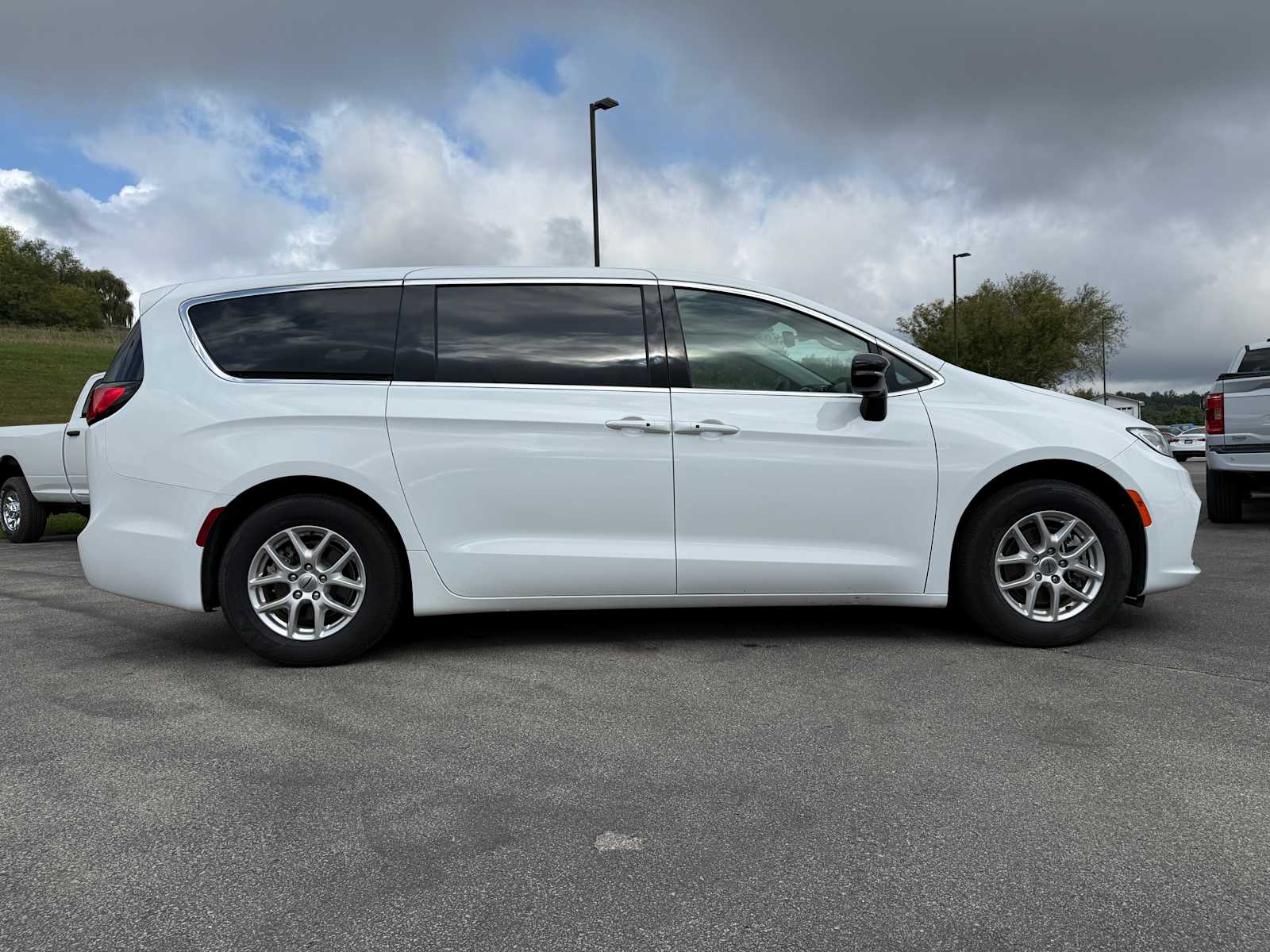 2024 Chrysler Pacifica Touring L photo 5