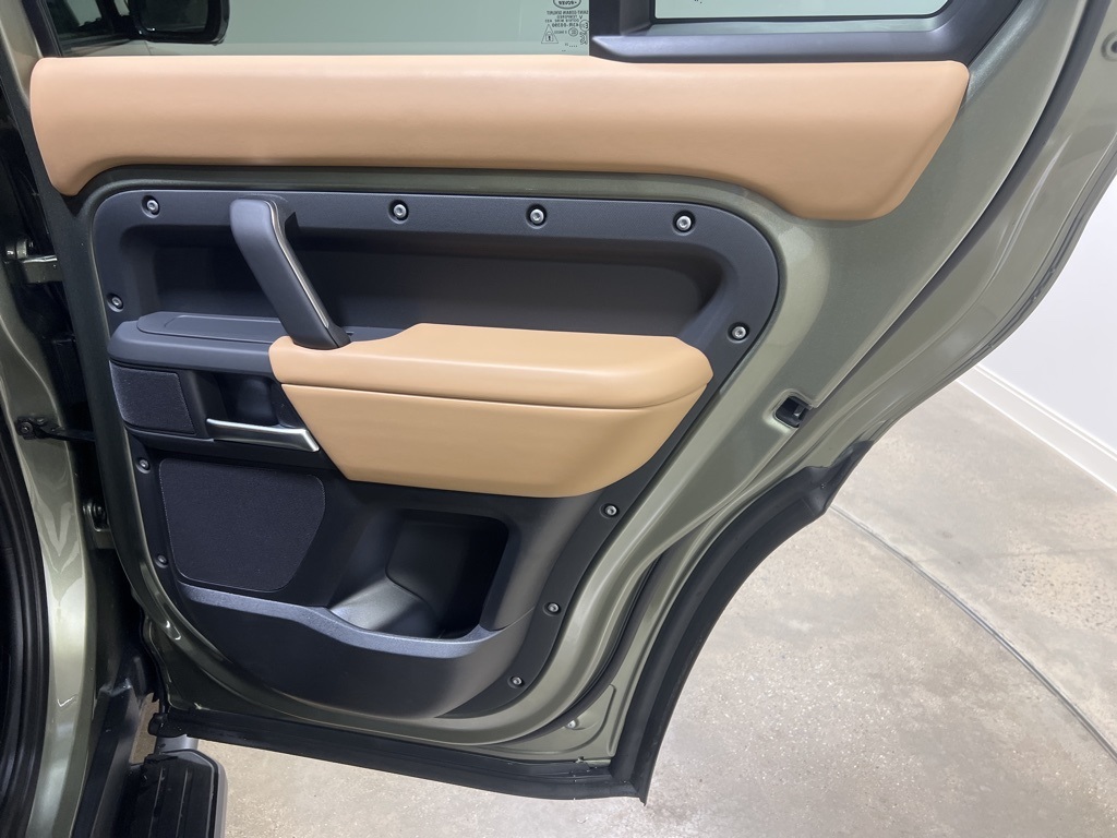 2025 Land Rover Defender 110 X-Dynamic SE photo 24