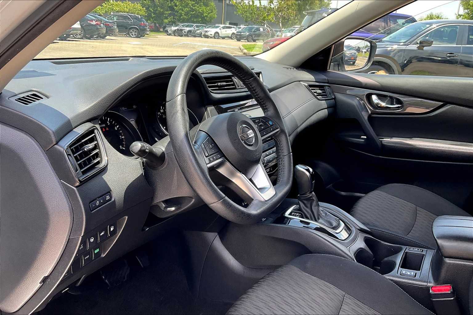 2019 Nissan Rogue SV photo 16