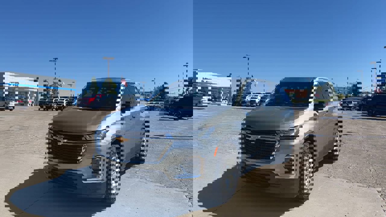 2023 Chevrolet Traverse LS photo 2