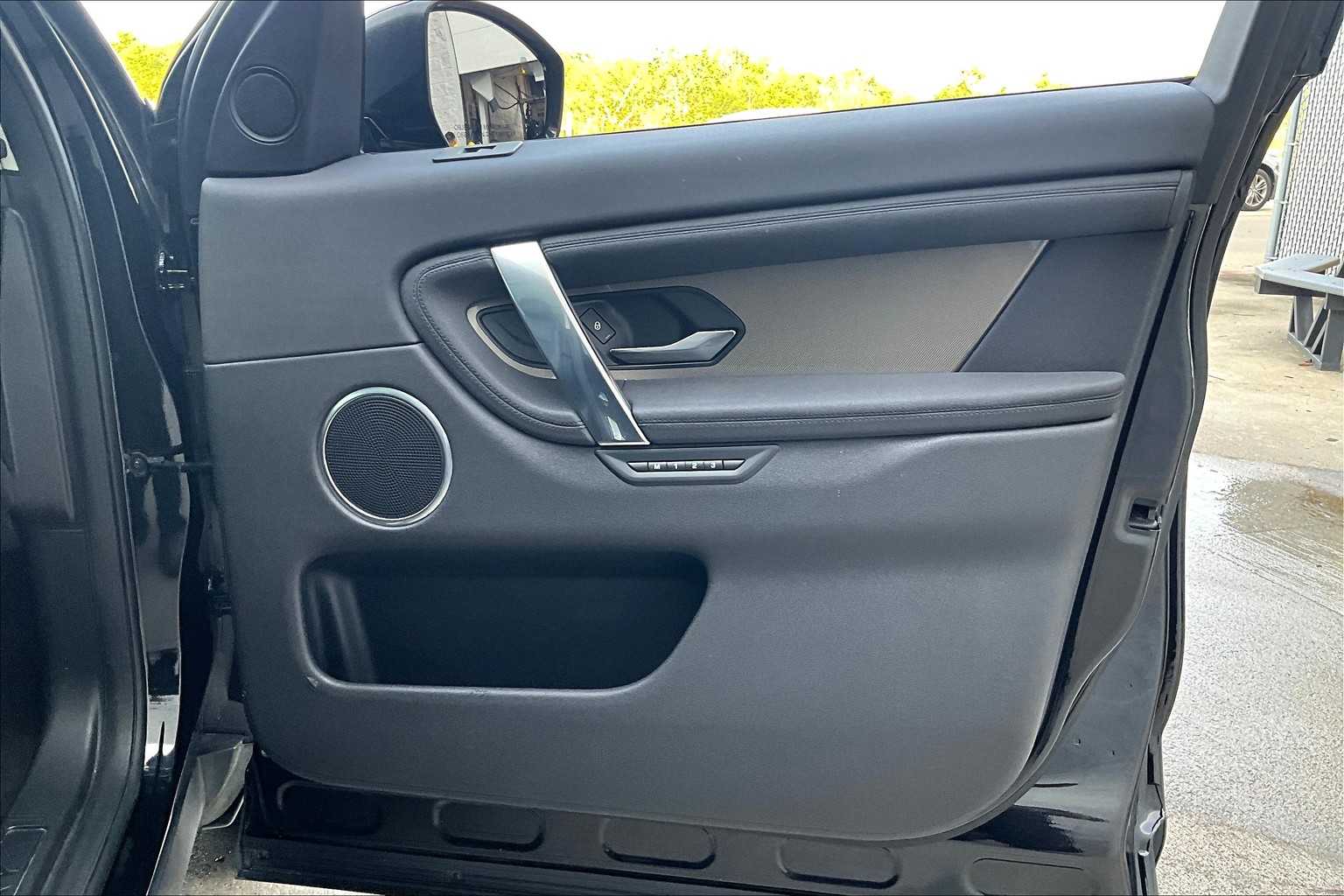2020 Land Rover Discovery Sport SE photo 18