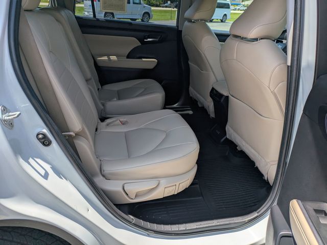 2023 Toyota Highlander XLE photo 25