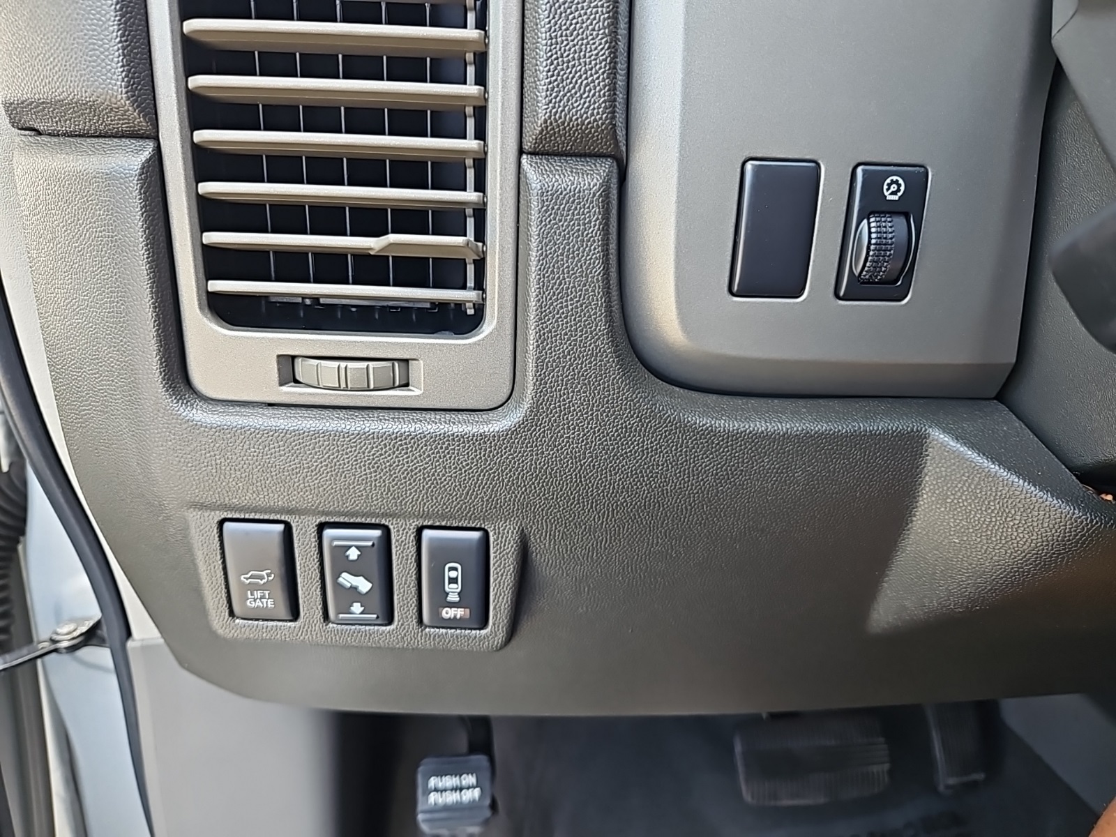 2005 Nissan Armada LE photo 25