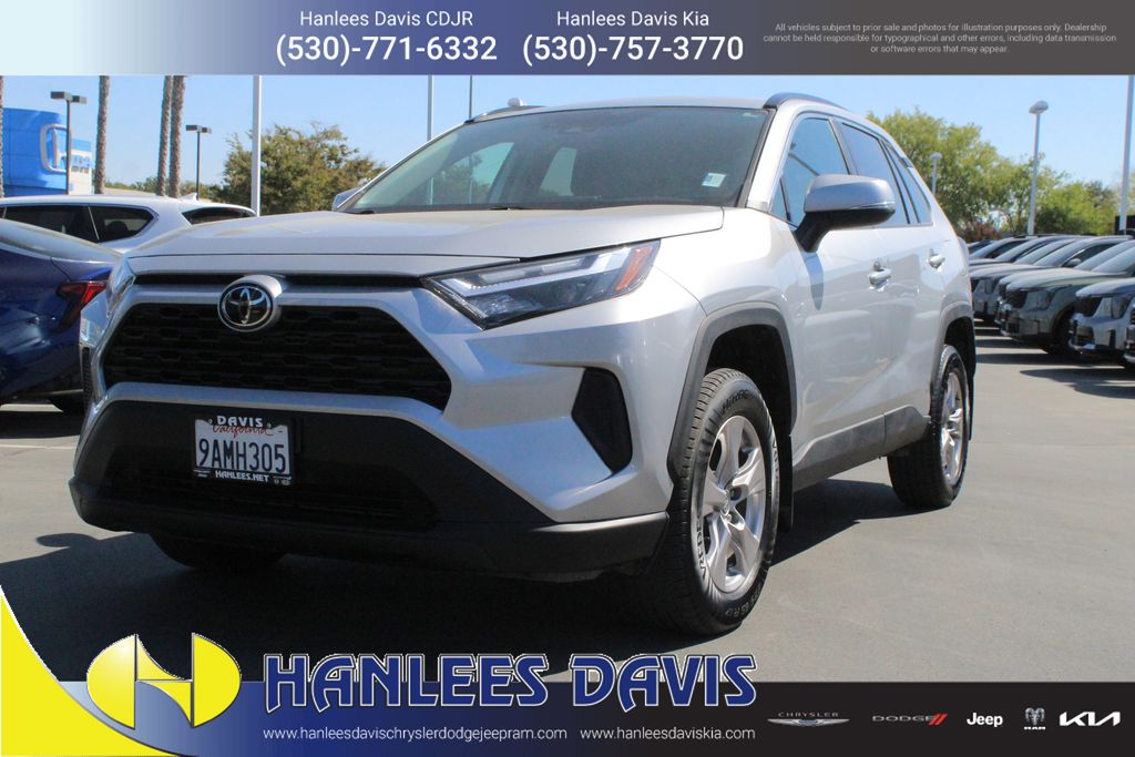 2022 Toyota RAV4 XLE photo 2