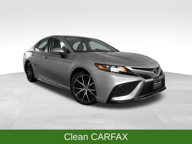 2024 Toyota Camry SE's photo