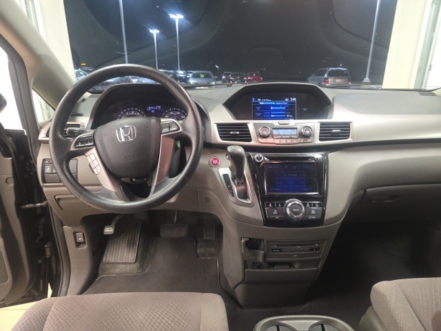 2016 Honda Odyssey SE photo 2