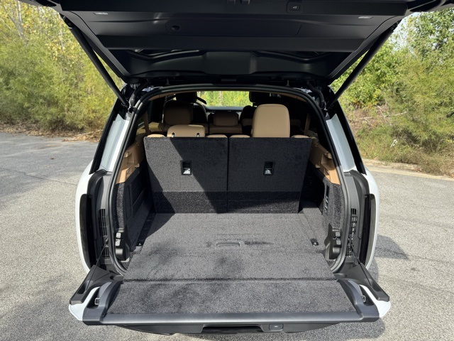 2025 Land Rover Range Rover SE photo 9