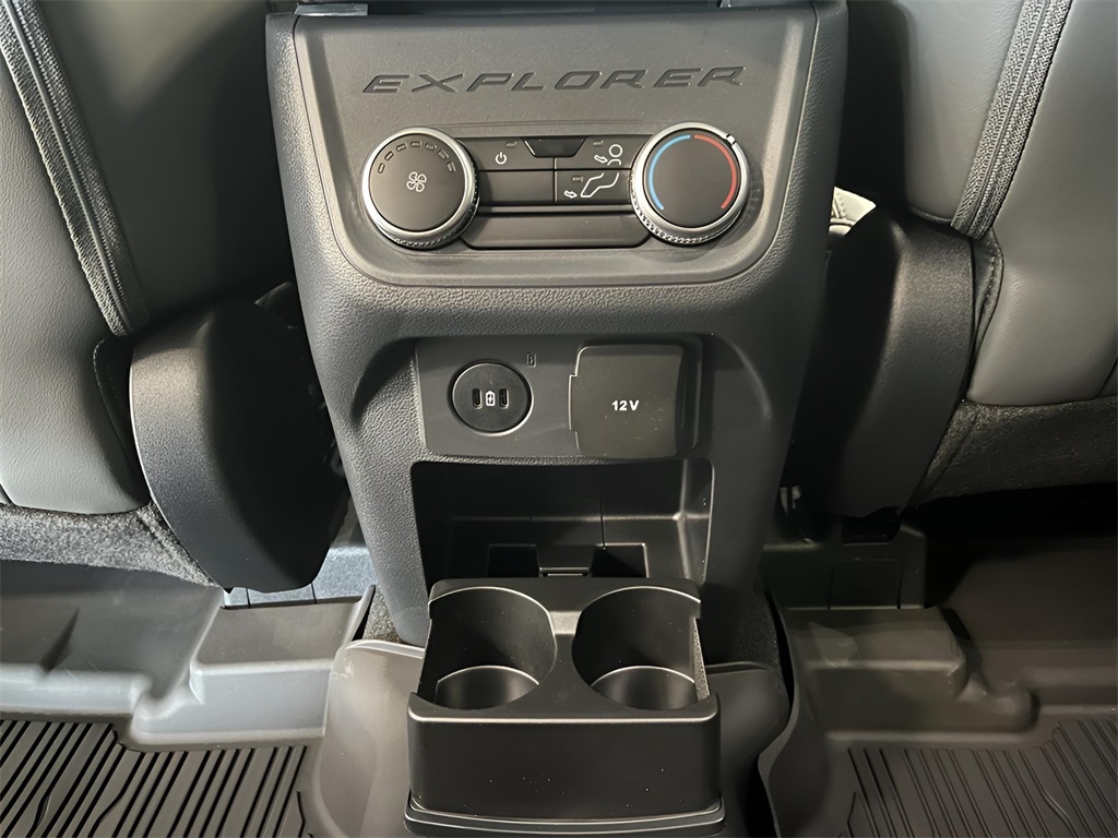2025 Ford Explorer photo 17