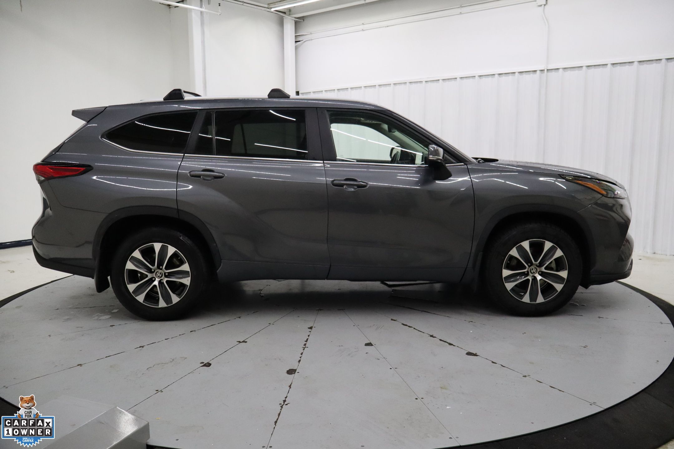 2023 Toyota Highlander XLE photo 2