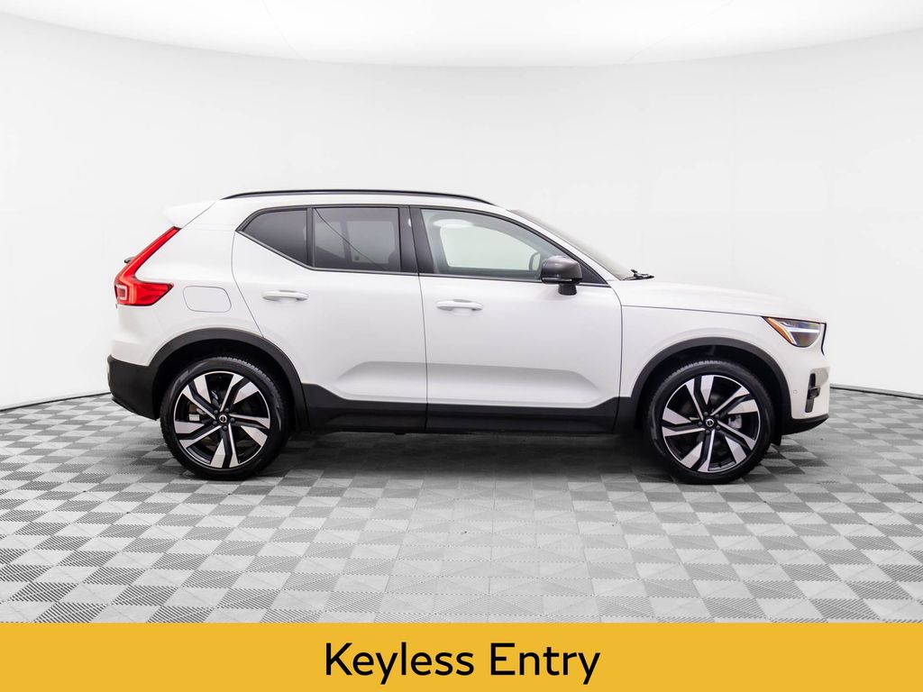2025 Volvo XC40 Plus photo 3
