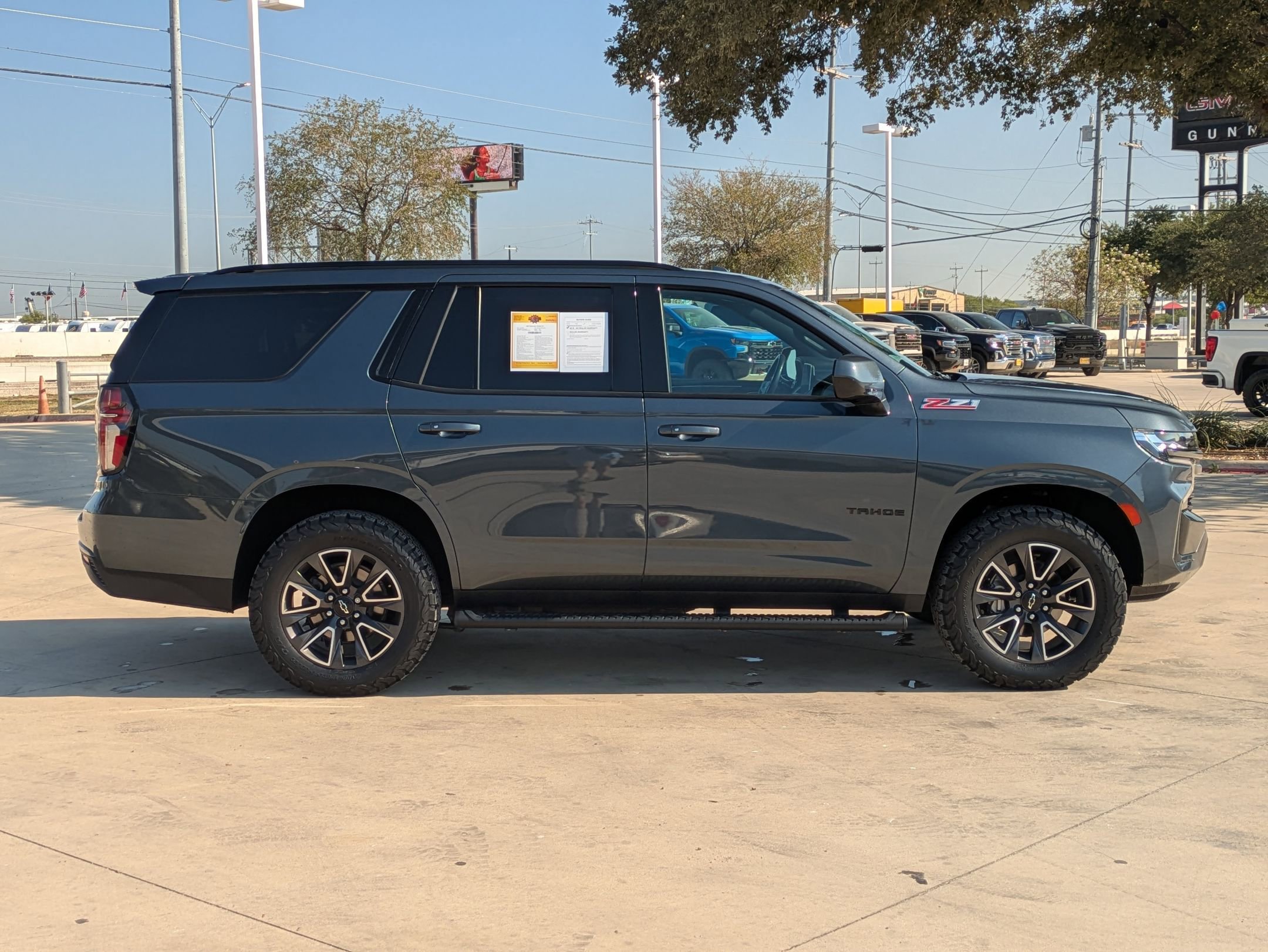 2021 Chevrolet Tahoe Z71 photo 2