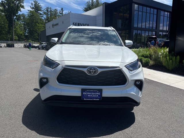 2022 Toyota Highlander XLE photo 2