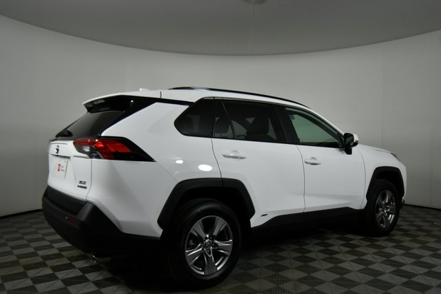 2022 Toyota RAV4 Hybrid XLE photo 9