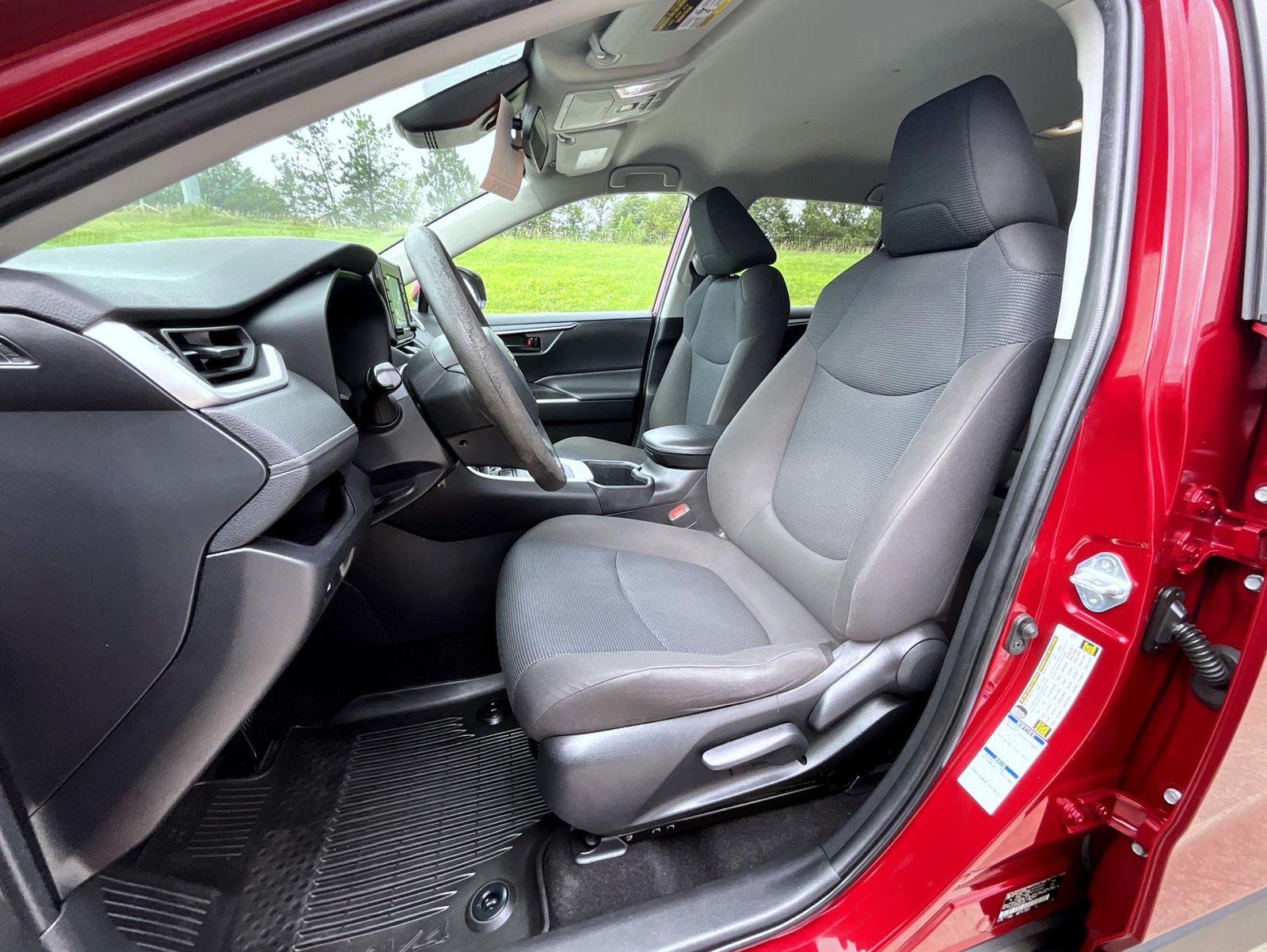 2022 Toyota RAV4 LE photo 11