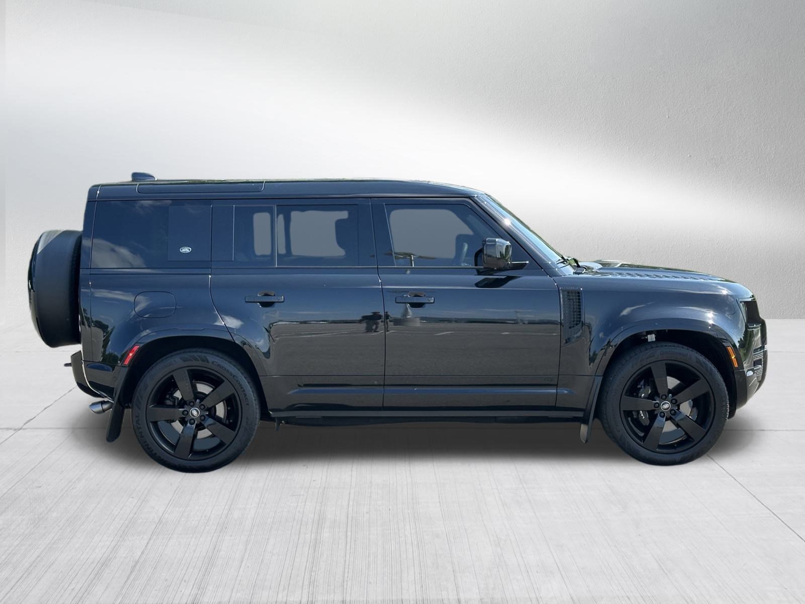 2024 Land Rover Defender V8 photo 8