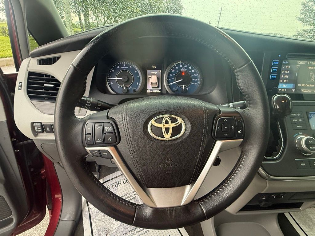 2017 Toyota Sienna L photo 17