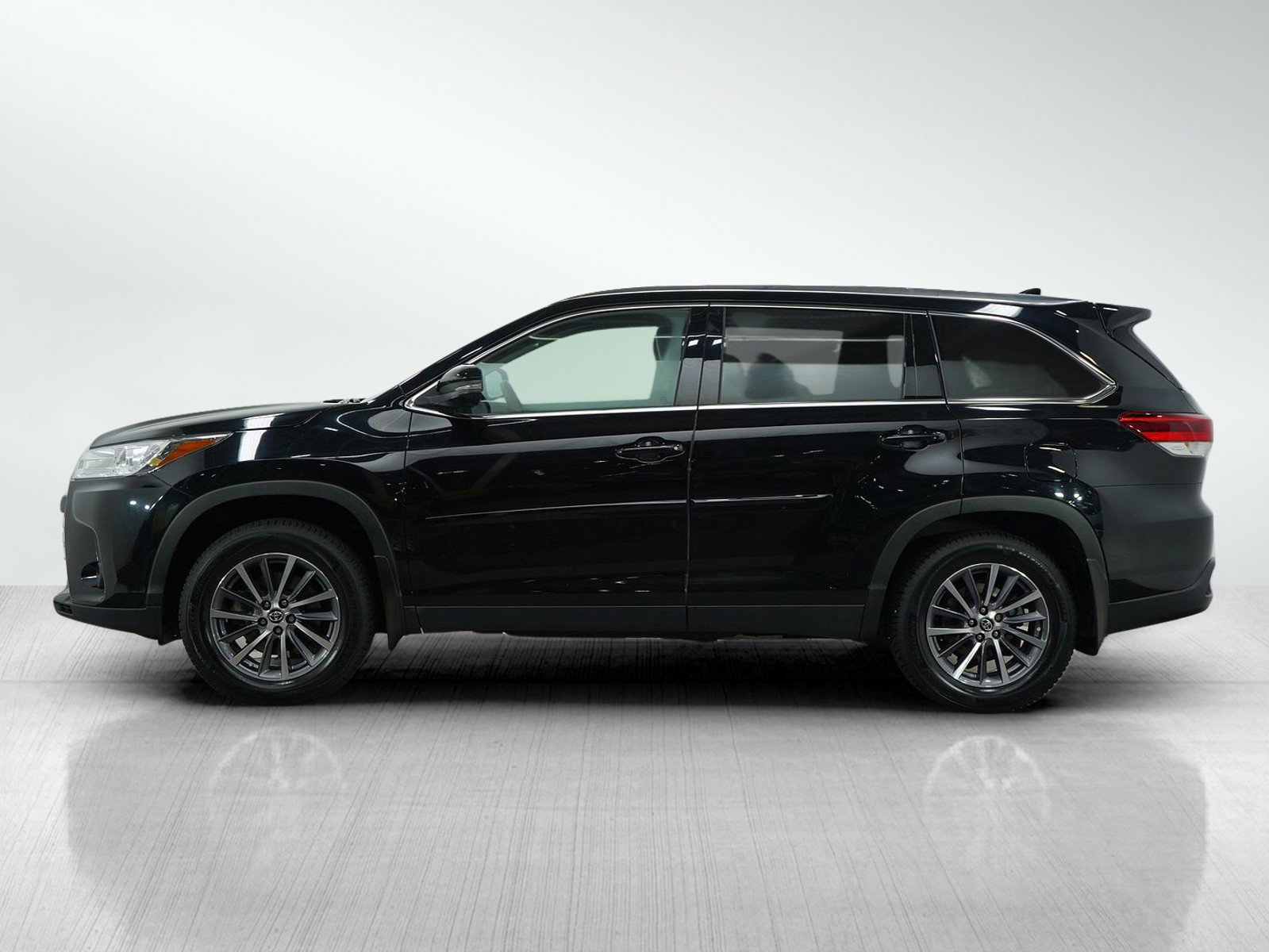 Used 2019 Toyota Highlander XLE with VIN 5TDJZRFH6KS713030 for sale in Bloomington, Minnesota