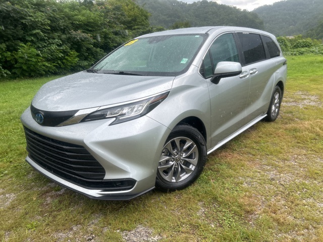 2023 Toyota Sienna LE photo 3