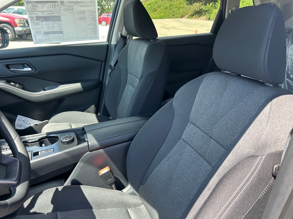 2026 Nissan Rogue SV photo 4