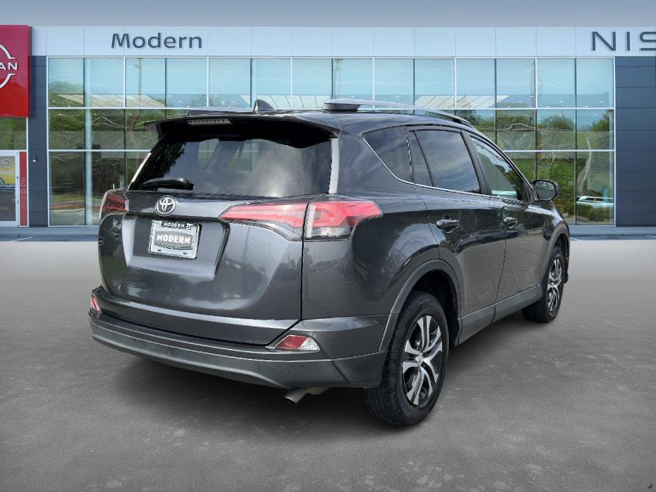 2018 Toyota RAV4 LE photo 5