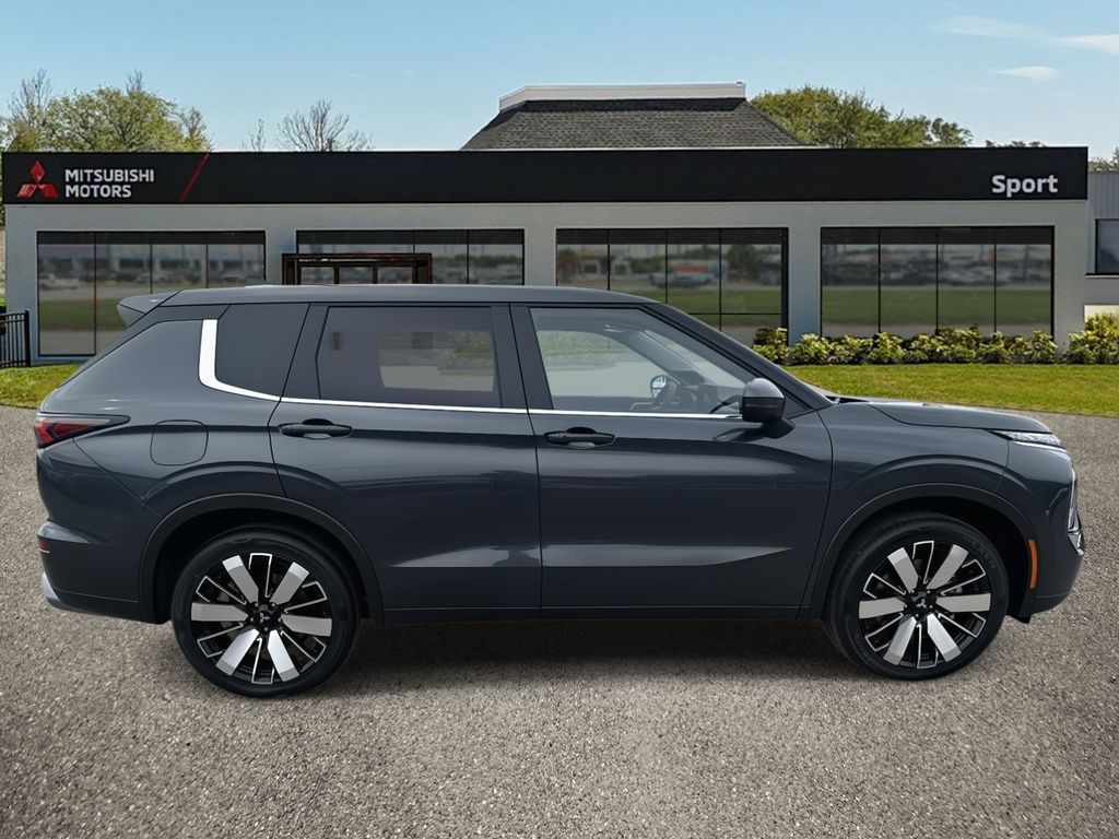 2025 Mitsubishi Outlander SE photo 2