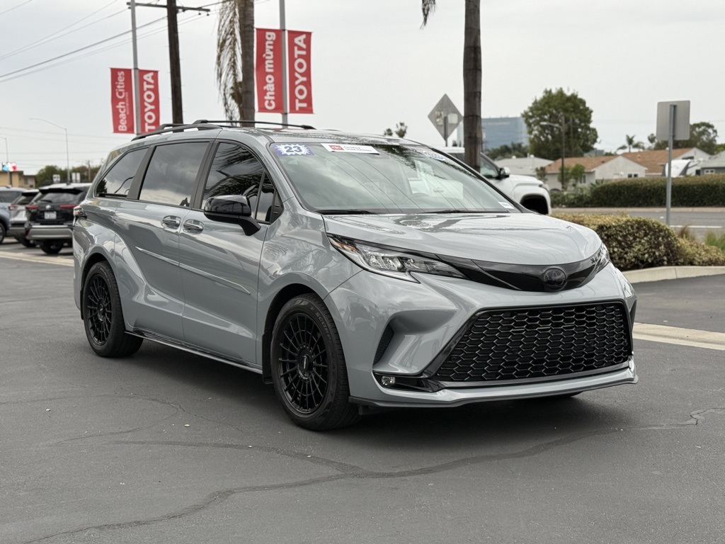 2023 Toyota Sienna XSE's photo