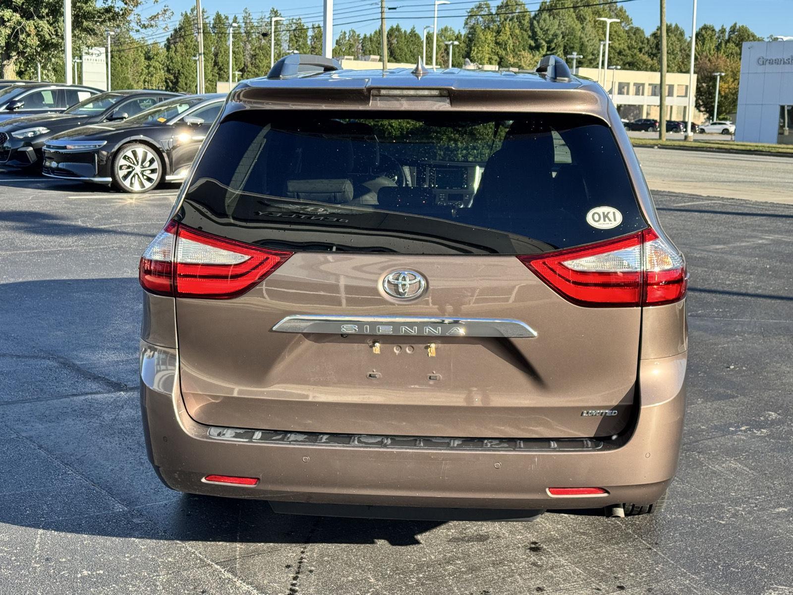 2018 Toyota Sienna Limited Premium photo 2