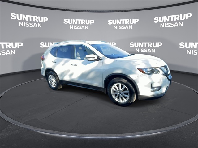 2018 Nissan Rogue SV photo 2