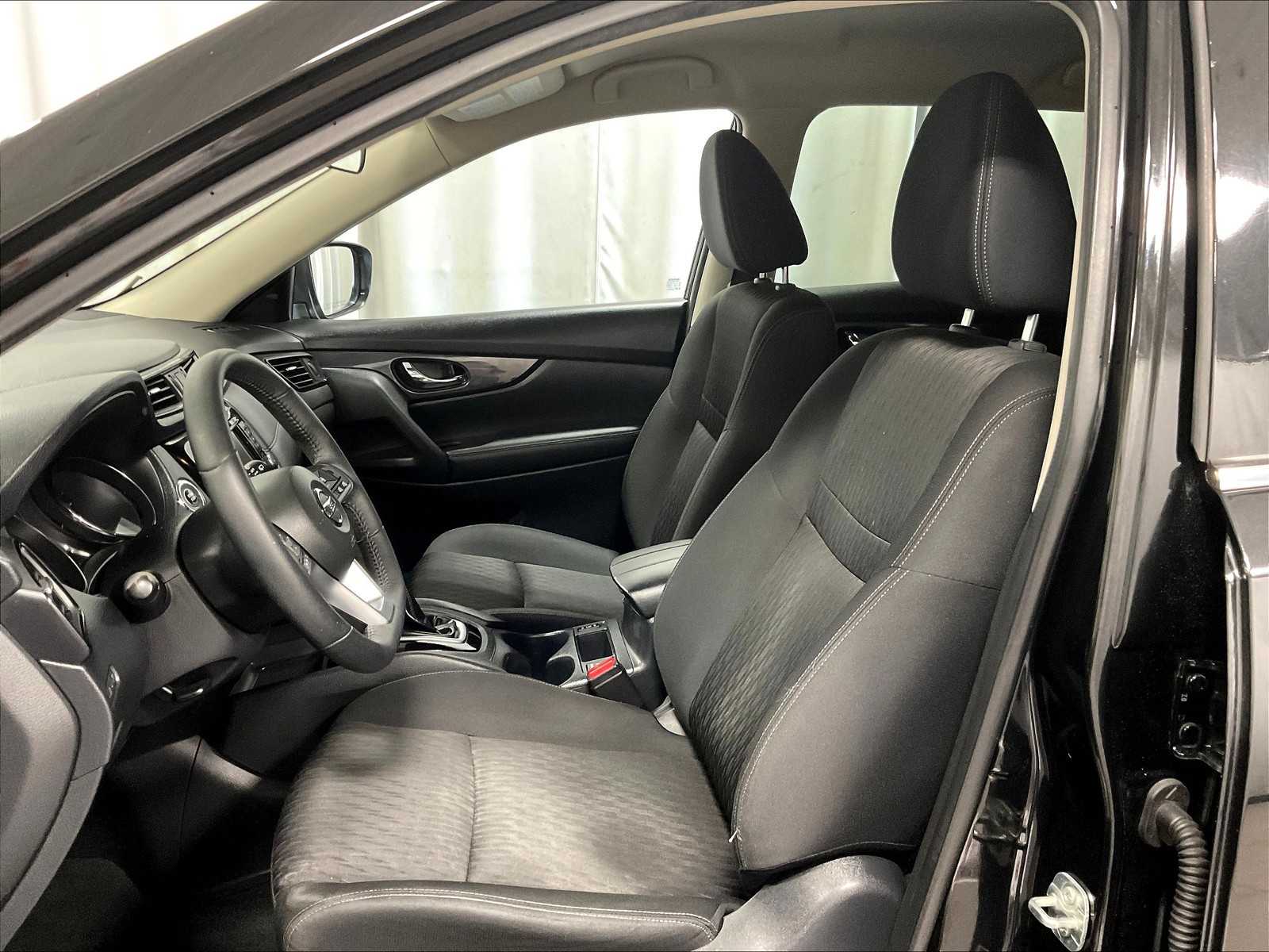 2019 Nissan Rogue SV photo 10