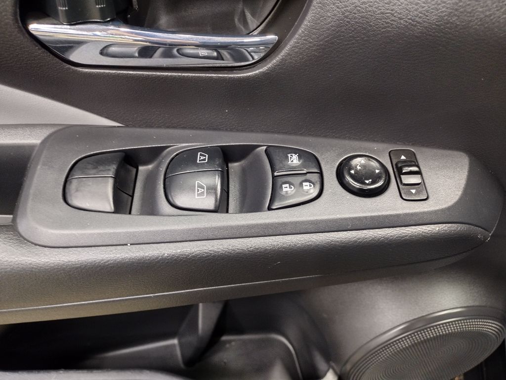 2021 Nissan Kicks SR photo 16