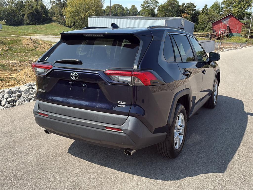 2020 Toyota RAV4 XLE photo 3