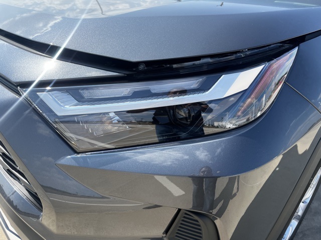 2025 Toyota RAV4 LE photo 8