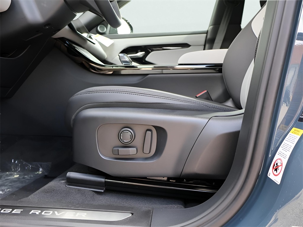 2026 Land Rover Range Rover Evoque Dynamic SE photo 30