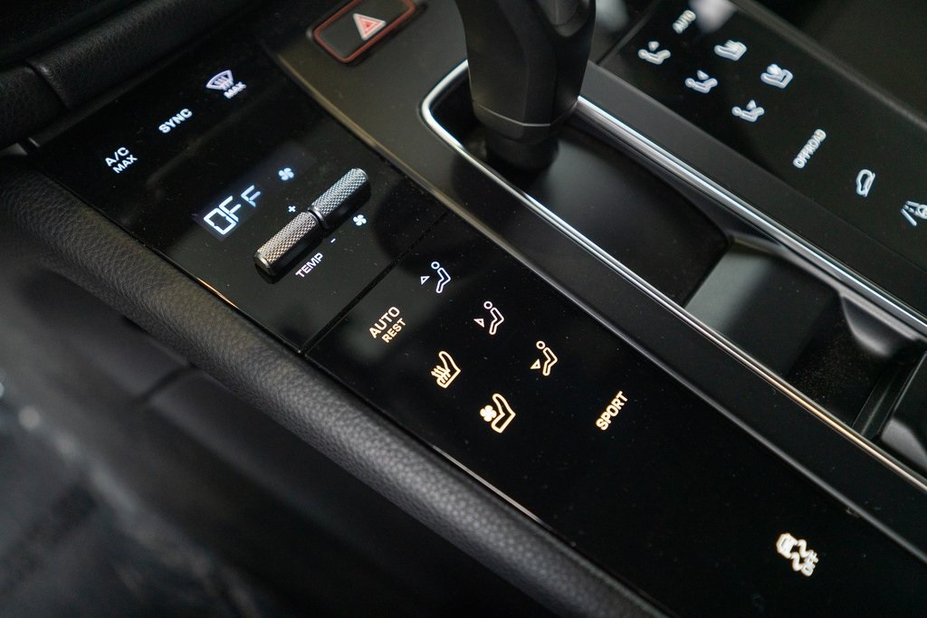 2025 Porsche Macan Base photo 20