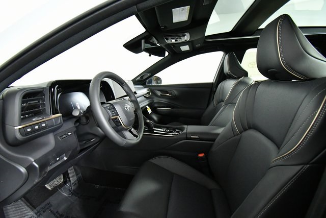 2025 Toyota Crown Signia Limited photo 4