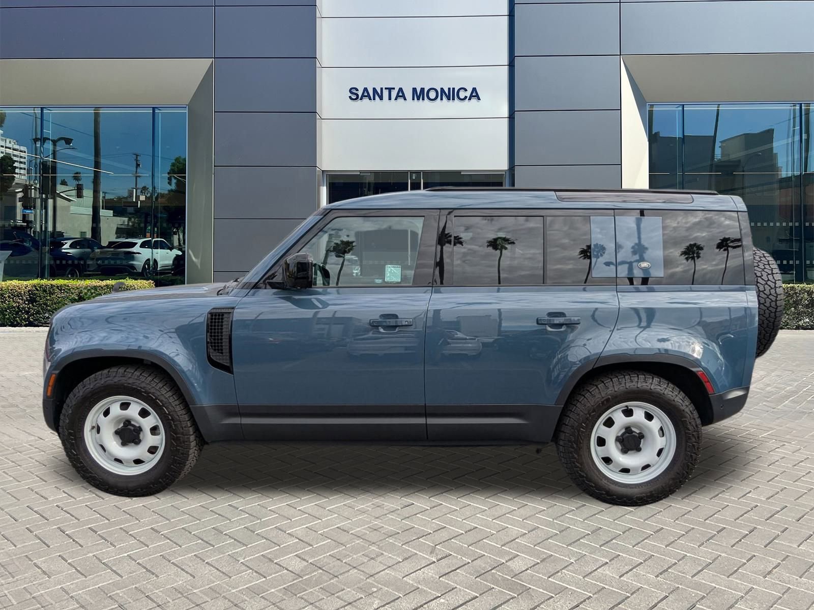 2023 Land Rover Defender 110 photo 8