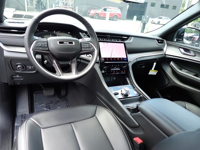 2025 Jeep Grand Cherokee Limited photo 12
