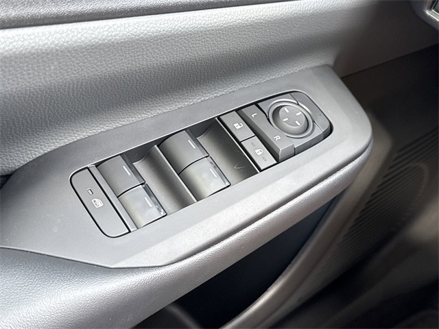 2025 Toyota Prius LE photo 15