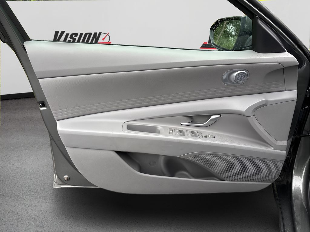 2025 Hyundai Elantra SE photo 17