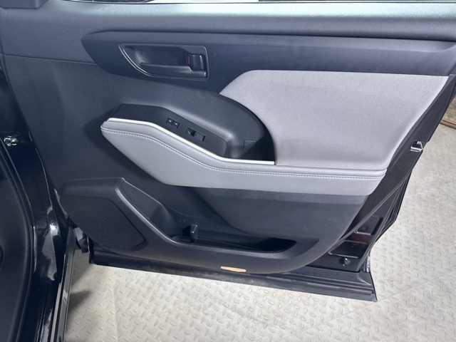 2022 Toyota Highlander LE photo 9