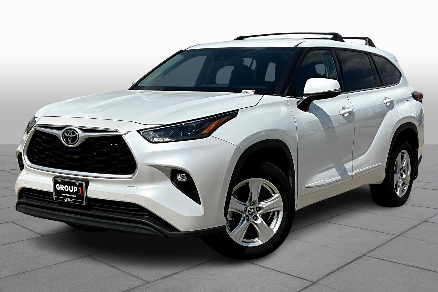 2022 Toyota Highlander LE photo 2