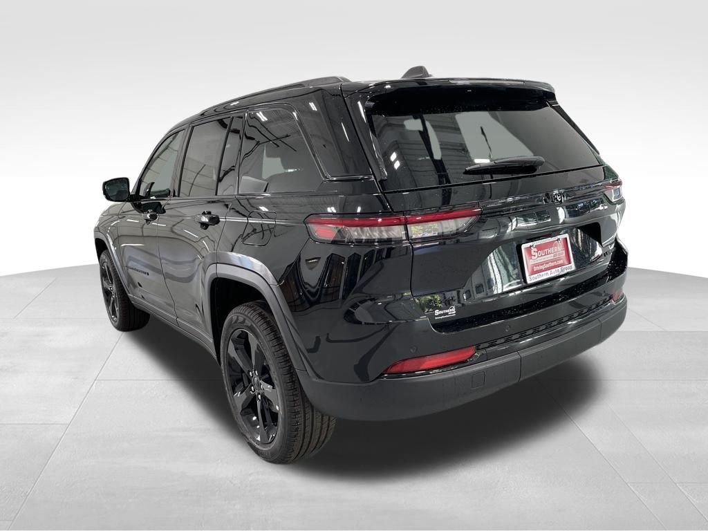 2025 Jeep Grand Cherokee Limited photo 3